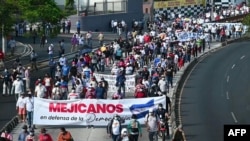 ARCHIVO - Miles de manifestantes salieron a las calles de San Salvador, el 1 de mayo de 2021, para protestar contra lo que ven como una deriva autoritaria y corrupción en el país, días después de que Estados Unidos sancionara a un colaborador del presidente Nayib Bukele.