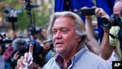 ARCHIVO - El exestratega jefe del presidente Donald Trump, Steve Bannon, habla con periodistas en Nueva York, el 20 de agosto de 2020.