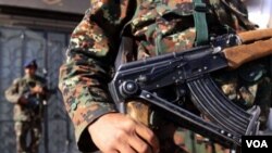 Seorang polisi di Yaman sedang berjaga-jaga (foto: dok).