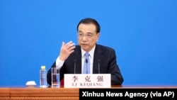 中國總理李克強在北京人大會堂全國人大會議閉幕後舉行的記者會上講話的照片。（2022年3月11日）