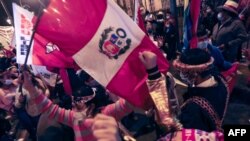 Peruanos se preparan para manifestarse mientras aguardan resultados de elecciones. Foto del 15 de junio de 2021. AFP.