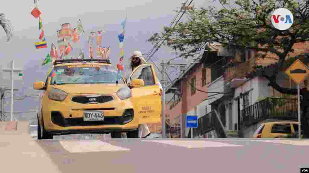 Uriel Zuluaga, sale todos los días con su taxi a las 7:00 de la mañana de su casa ubicada en Villa Hermosa, en La Comuna número 8, una de las 16 zonas de la ciudad de Medellín.