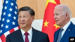 ARCHIVO - El presidente de Estados Unidos, Joe Biden, a la derecha, junto al presidente chino, Xi Jinping, antes de una reunión al margen de la cumbre del G-20, en Bali, Indonesia, el 14 de noviembre de 2022.