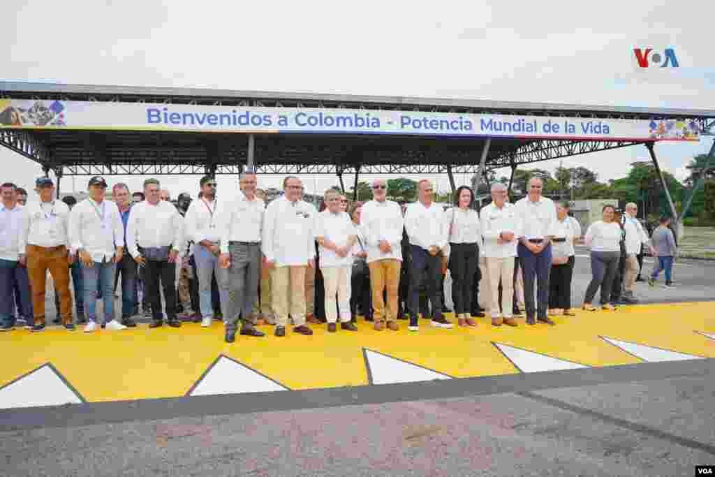 La delegación colombiana estuvo liderada por el ministro de Comercio, Germán Umaña, y el ministro de Transporte, Guillermo Reyes, acompañado de gobernadores, alcaldes y gremios de la región fronteriza.