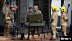 Miembros de las fuerzas de seguridad trabajan tras una supuesta amenaza de bomba en la sección hotelera de la ciudad, cerca de donde se hospeda el presidente electo Lula da Silva antes de su toma de posesión el 1 de enero, en Brasilia, Brasil, 27 de diciembre de 2022. 