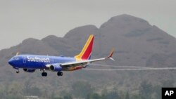 Un avión de Southwest Airlines llega al aeropuerto internacional Sky Harbor el miércoles 28 de diciembre de 2022 en Phoenix. (Foto AP/Matt York)