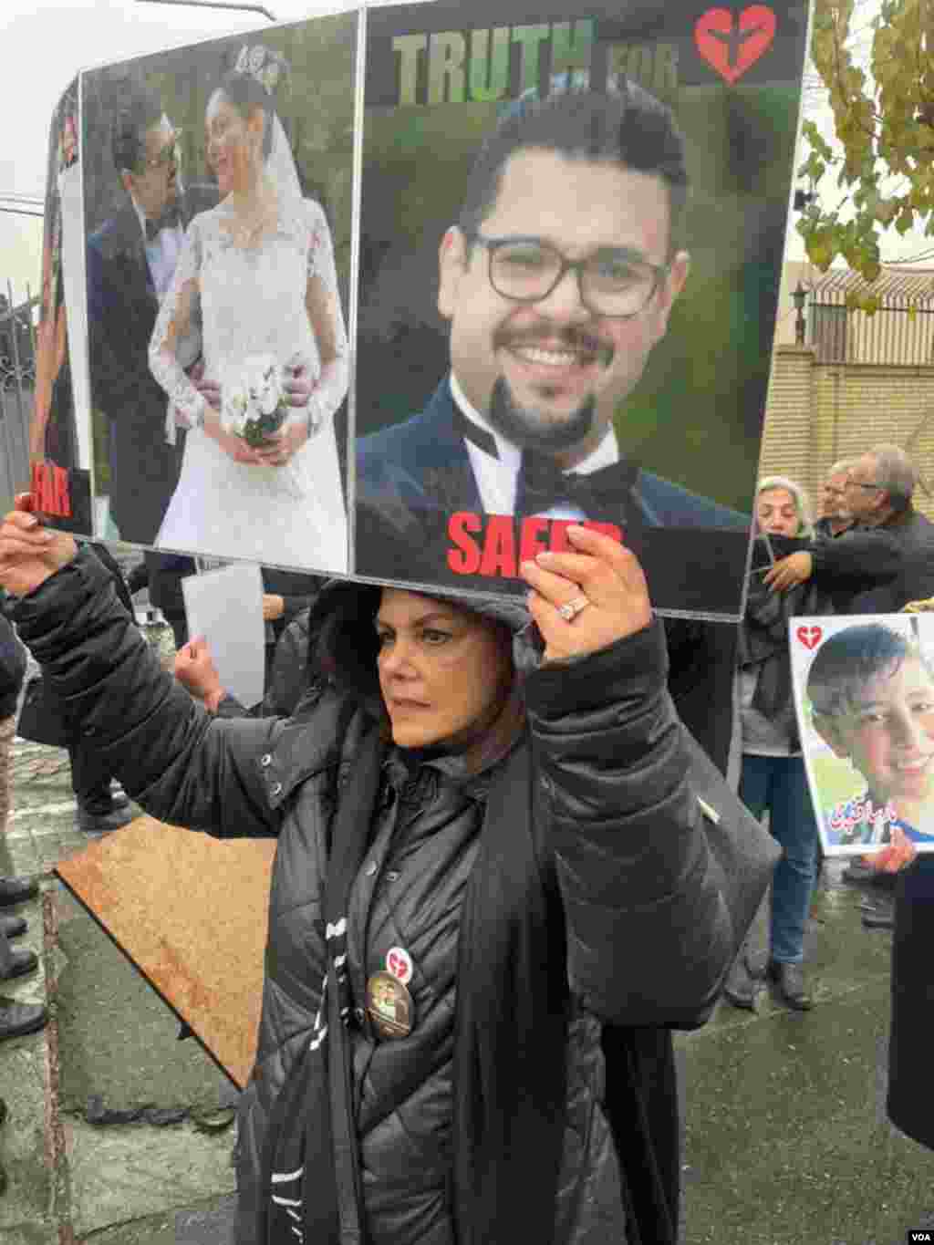 تجمع خانوادهها در حاشیه ششمین جلسه دادگاه رسیدگی به سقوط هواپیمای اوکراینی در تهران Family protest in Tehran trial for flight 752