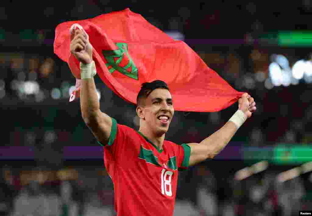 Jogador de Marrocos Jawad El Yamiq celebra a qualificação para os quartos-de-final do Mundial do Qatar, depois de os Leões do Atlas terem derrotado a Espanha. 