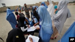 وزارت اقتصاد حکومت طالبان به تاریخ ۲۴ دسمبر ۲۰۲۲ با فرستادن مکتوبی به نهادهای غیردولتی، کار زنان و دختران در این ادارات به شمول سازمان ملل متحد را منع کرده بود.