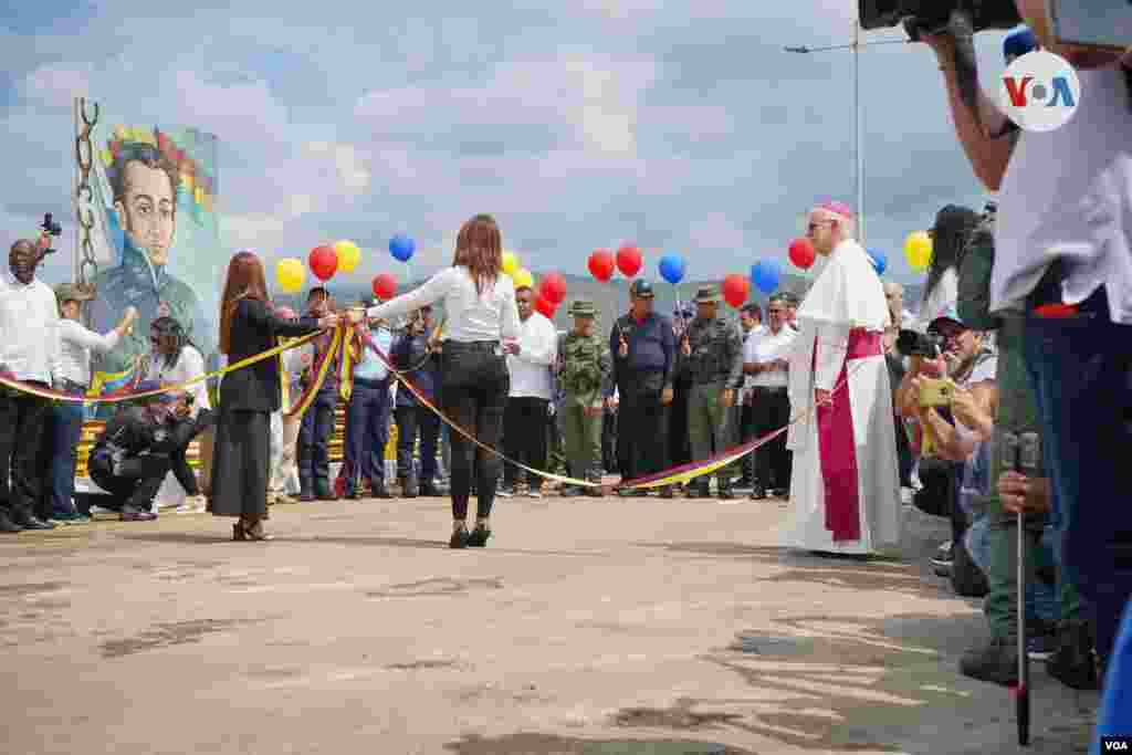 La inauguración del puente Atanasio Girardot inició con un acto religioso a cargo de monseñor Oscar Urbina y su homólogo venezolano Mario Moronto. 