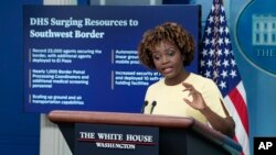 La secretaria de prensa de la Casa Blanca, Karine Jean-Pierre, habla durante la sesión informativa diaria en Washington, el 19 de diciembre de 2022.