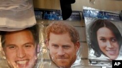 Máscaras que muestran al príncipe William de Gran Bretaña, a la izquierda, al príncipe Harry, al centro, y a su esposa Meghan, a la derecha, a la venta en una tienda en Londres, el viernes 6 de enero de 2023.