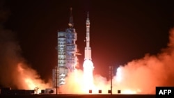 Xitoyning "March-2F" raketasi samoga "Shenju-15" fazo kemasini olib chiqmoqda, Gansu viloyati, 29-noyabr, 2022 