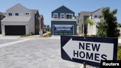 FILE - Rumah yang baru dibangun dipasarkan di Encinitas, California, AS, 31 Juli 2019. (REUTERS/Mike Blake)