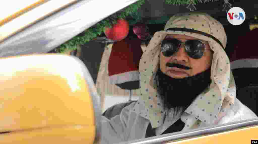 Este taxista, que sufre varias metamorfosis junto a su taxi desde 2006, dice que decora su carro con el pesebre en Navidad, con una silleta durante la Feria de las Flores en Medellín y así durante el resto del año, dependiendo de la festividad. 