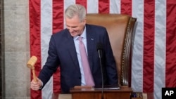 El presidente entrante de la Cámara, Kevin McCarthy, de California, sostiene el mazo después de aceptarlo de manos del líder de la minoría de la Cámara, Hakeem Jeffries, de Nueva York, en el piso de la Cámara en el Capitolio de Estados Unidos en Washington, el 7 de enero de 2023.