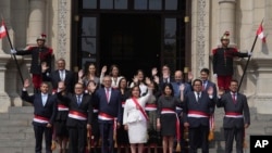 La presidenta peruana Dina Boluarte, al centro del frente, y los miembros del gabinete recién nombrados saludan mientras posan para una foto después de la ceremonia de juramentación, en las escalinatas del palacio de gobierno en Lima, Perú, el sábado 10 de diciembre de 2022.