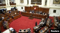 Legisladores se reúnen para votar sobre una nueva fecha para las elecciones presidenciales, buscando calmar las protestas tras la destitución del presidente de Perú Pedro Castillo, en Lima, el 20 de diciembre de 2022.