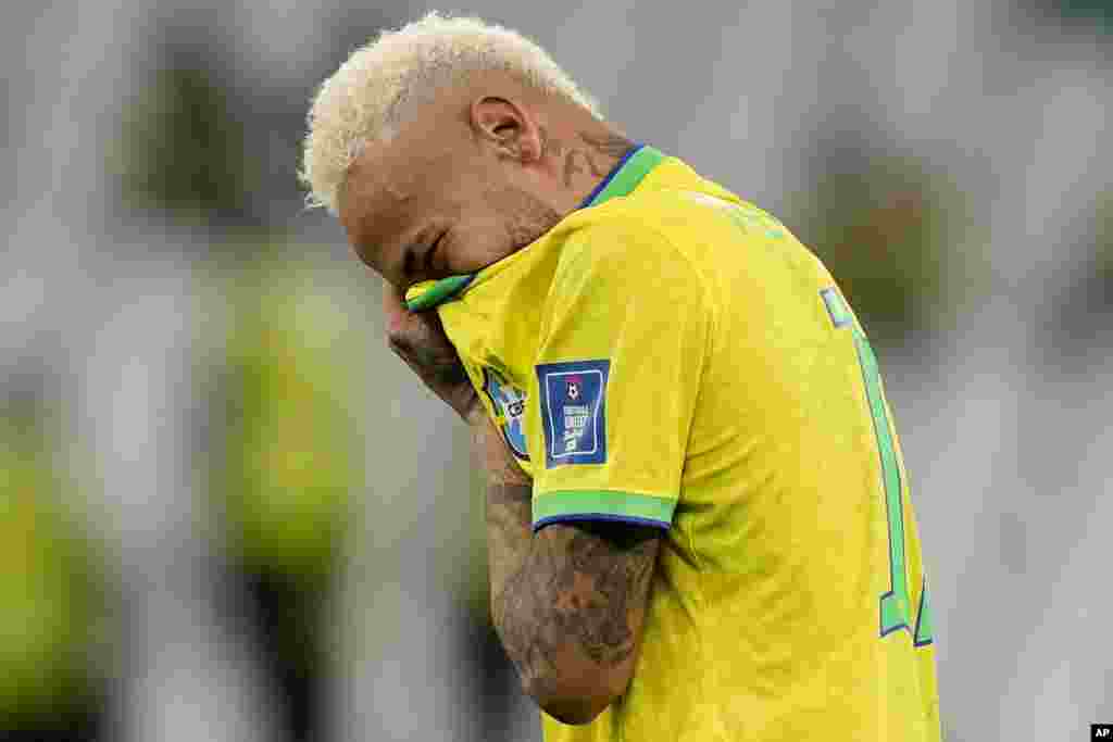 Neymar chora depois do Brasil perder nas grandes penalidades frente à Croácia, nos quartos-de-final do Mundial do Qatar. Dez, 9, 2022