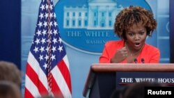 La portavoz de la Casa Blanca, Karine Jean-Pierre, ofrece declaraciones e intercambia con reporteros en Washington, el 11 de enero de 2023.