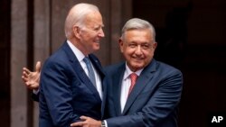 ARCHIVO - El presidente de México, Andrés Manuel López Obrador, a la derecha, recibe en el Palacio Nacional de Ciudad de México al mandatario de EEUU, Joe Biden, para una reunión bilateral el 9 de enero de 2023.