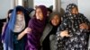 Wanita Afghanistan berbaris untuk memberikan suara mereka selama pemilihan parlemen di tempat pemungutan suara di Kabul, Afghanistan, 21 Oktober 2018. (Foto: Reuters)