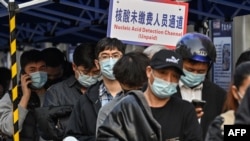 3月11号，人们在上海静安区中心医院排队等待核酸检测。