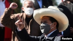 El presidente de Perú, Pedro Castillo, hace un gesto ante una reunión de gabinete binacional con su homólogo, el presidente de Bolivia, Luis Arce, en La Paz, el 30 de octubre de 2021. 