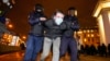 Polisi Rusia mengamankan seorang demonstran dalam aksi unjuk rasa anti-perang di kota St. Petersburg (foto: dok). 