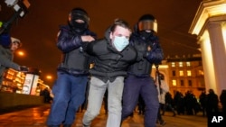 Polisi Rusia mengamankan seorang demonstran dalam aksi unjuk rasa anti-perang di kota St. Petersburg (foto: dok). 