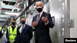 Predsednik SAD Džo Bajden tokom obilaska fabrike u kojoj se proizvodi Fajzerova vakcina, u Kalamzuu u Mičigenu 19. februara, 2021. (Foto: Reuters)