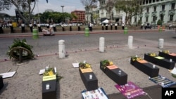 Ataúdes falsos yacían en el suelo como parte de una manifestación al margen de un evento que celebraba una nueva ley denominada "Ley para la Protección de la Vida y la Familia", para protestar por la nueva ley en Guatemala, el 9 de marzo de 2022.