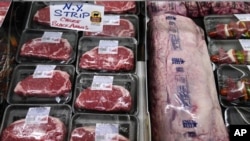 ARCGIVES - Sur cette photo d'archive du mardi 15 juin 2021, du bœuf est exposé dans le rayon viande du Lambert's Rainbow Market, à Westwood, dans le Massachusetts.