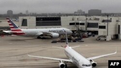 Los aviones de American Airlines se sientan en la pista del Aeropuerto Internacional de Miami (MIA) en Miami, Florida, el 28 de enero de 2022.