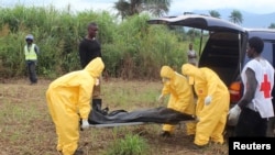 Para petugas medis mengangkat korban virus Ebola di Waterloo, Freetown, Sierra Leone, 21 Oktober 2014 (Foto: dok). 