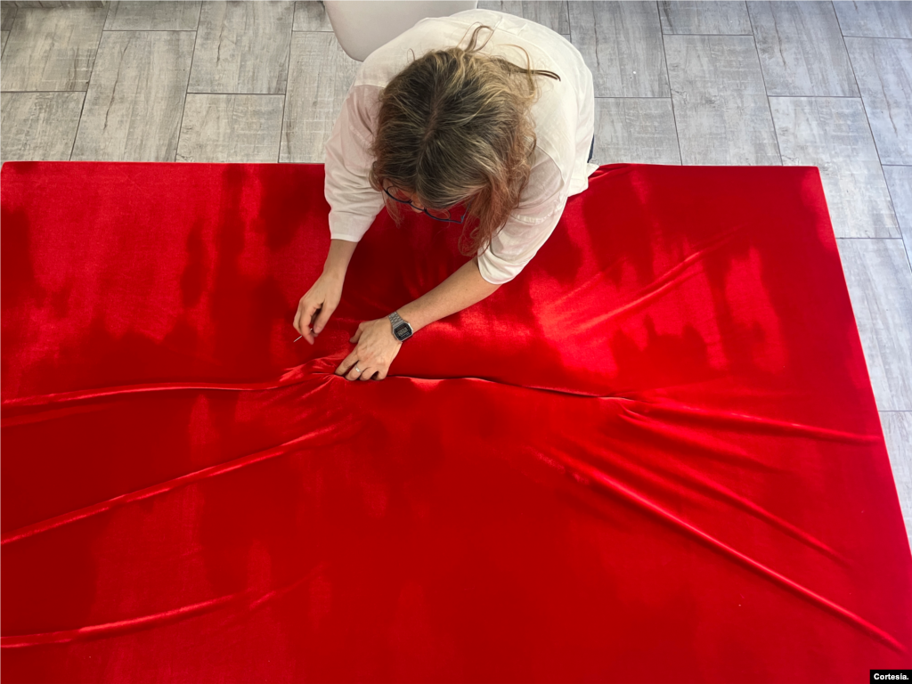 La artista argentina Guillermina Grinbaum trabaja en su estudio en Buenos Aires, Argentina. 