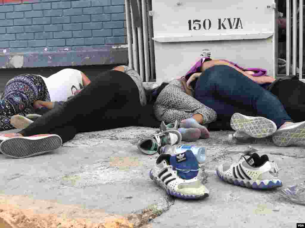Algunos migrantes mencionan que no han recibido asistencia legal; muchos de ellos no hablan inglés y no tienen representación legal.&nbsp;