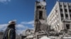Rescatistas trabajan entre los escombros de un edificio oficial dañado por las bombas, en Járkiv, Ucrania, el 18 de marzo de 2022. (AP Foto/Andrew Marienko)