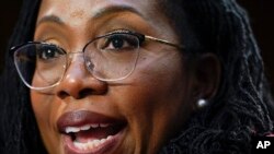 La candidata a la Corte Suprema Ketanji Brown Jackson testifica durante su audiencia de confirmación del Comité Judicial del Senado en el Capitolio en Washington, el martes 22 de marzo de 2022.