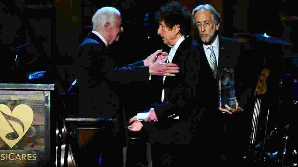 L'ancien président des Etats-Unis Jimmy Carter, présente à Bob Dylan un prix "MusiCares Person of the Year" à Los Angeles, le 6 février 2015.
