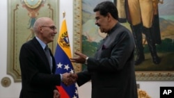 El Alto Comisionado para DDHH de la ONU, Volker Turk, recibido por el presidente Nicolás Maduro durante una visita a Venezuela en enero de 2023.