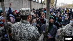 زنان با دو هزار بلیت انتظار داشتند این دیدار را در ورزشگاه تماشا کنند اما نیروی انتظامی مانع شد. 