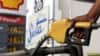 En la foto de archivo un hombre llena un tanque con combustible en Ciudad de Guatemala. Los precios de las gasolinas mantienen alarmada a la población guatemalteca con precios nunca antes vistos.