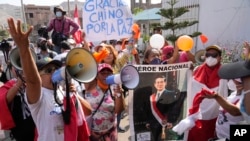 Partidarios del expresidente peruano encarcelado Alberto Fujimori se reúnen frente a la prisión mientras esperan su liberación, en Lima, Perú, el 30 de marzo de 2022. 