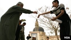 Seorang anak laki-laki menjual poster Islami di masjid Um al-Qura di Baghdad (foto: dok). Serangan bunuh diri di masjid Suni di Baghdad ini menewaskan sedikitnya 28 orang (28/8).
