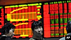 中国投资者在合肥一家证券公司跟踪股市行情