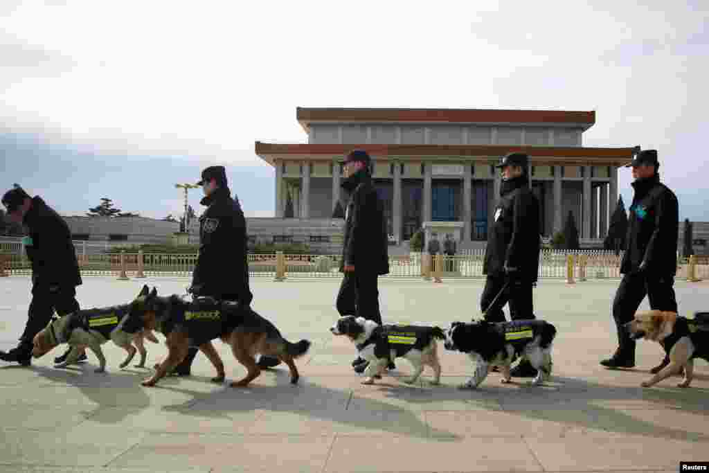 2018年3月15日,在北京举行中国人民政治协商会议闭幕式之际,警察带着嗅探犬在天安门广场上、毛主席纪念堂前巡逻。