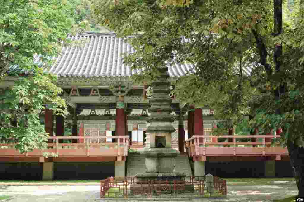 Pohyon Temple dates back to the 11th century, Hyangsan, North Korea, July 24, 2013. (Steve Herman/VOA)