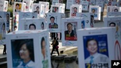 Poster para kandidat menjelang pemilihan umum di Cheonggye, pusat kota Seoul, Korea Selatan (11/4). 