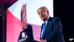 ARCHIVO - El expresidente Donald Trump habla durante un evento en Washington, el viernes 15 de septiembre de 2023. 